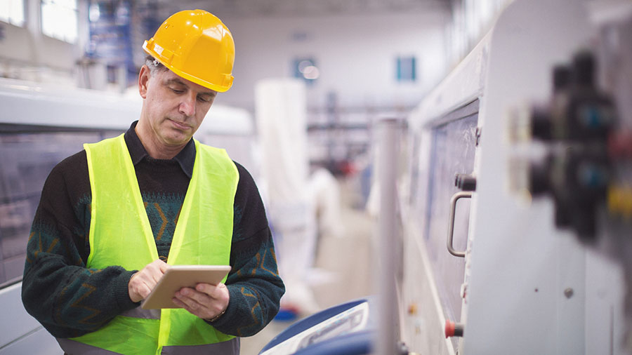 Field-safety-management-software-man-performing